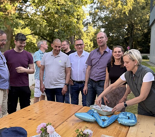 1 Person verteilt den Kuchen