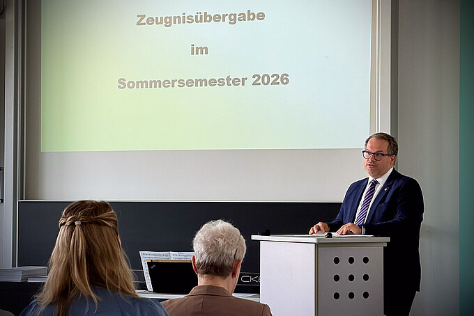 Impressionen der feierlichen Zeugnisübergabe des Studienkollegs der Hochschule Zittau/Görlitz: Rektor Prof. Dr.-Ing. Alexander Kratzsch hält seine Festrede.