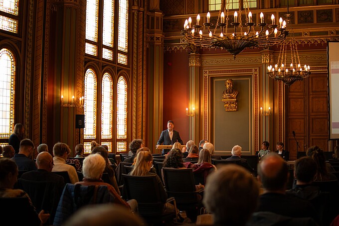 Oberbürgermeister Zenker hält ein Grußwort am Rednerpult.