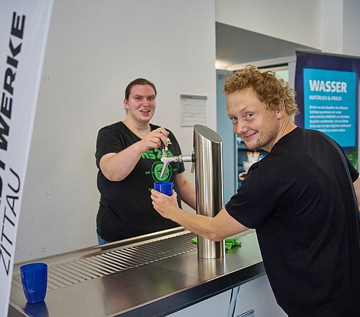 Die Wassertheke der Stadtwerke wird genutzt