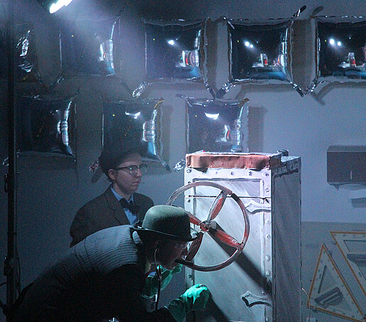 Die Olsenbande knackt einen Tresor.