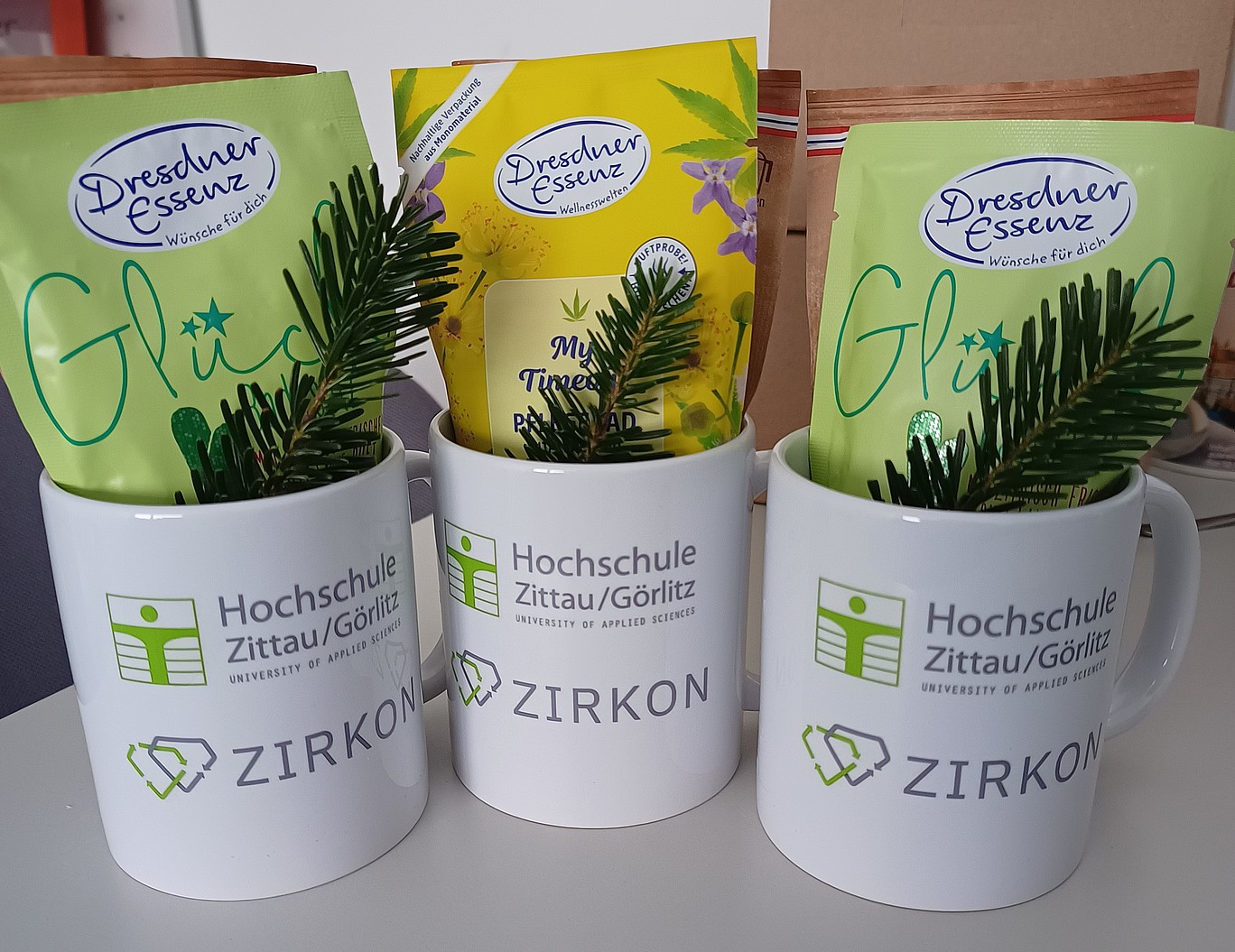 3 Tassen mit den Logos der Hochschule Zittau Görlitz und des ZIRKON