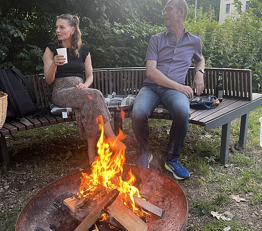 2 Personen am Feuer