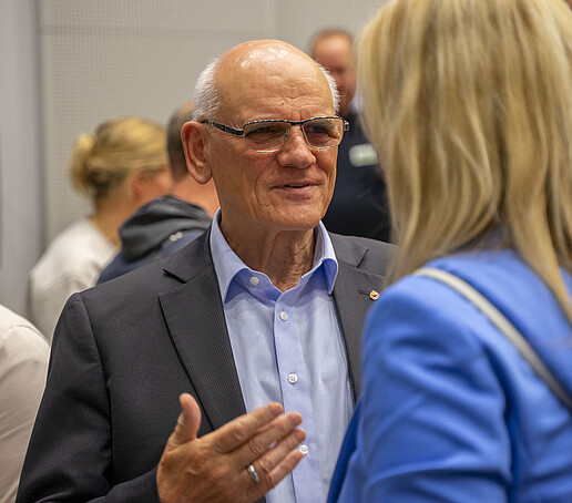 Ein älterer Herr unterhält sich mit der Prorektorin.