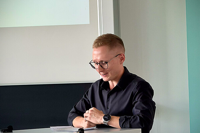 Impressionen der feierlichen Zeugnisübergabe des Studienkollegs der Hochschule Zittau/Görlitz: Ein Alumnus spricht zu den Gästen.