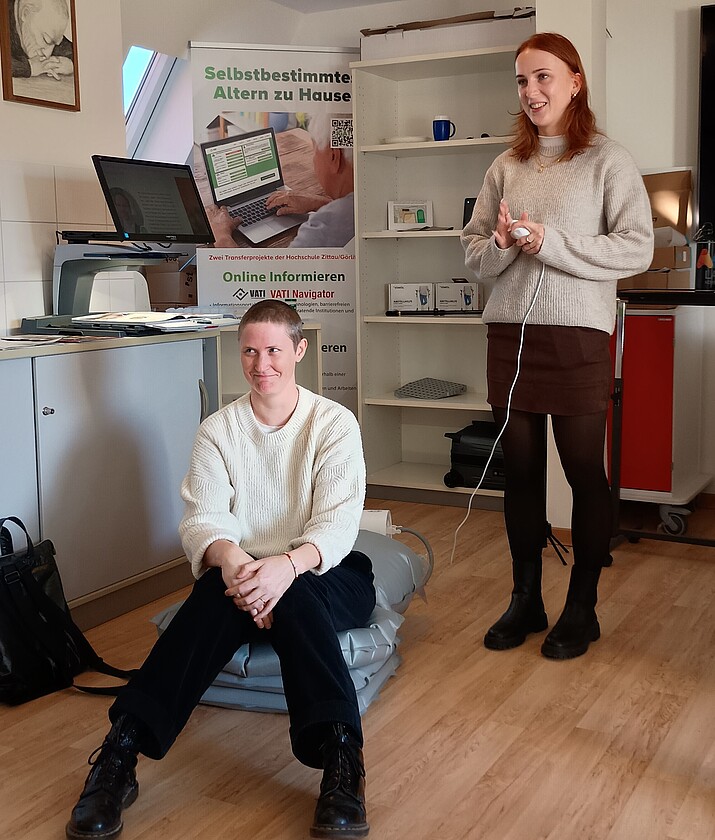 Person sitzt auf mobilen Badewannenlift